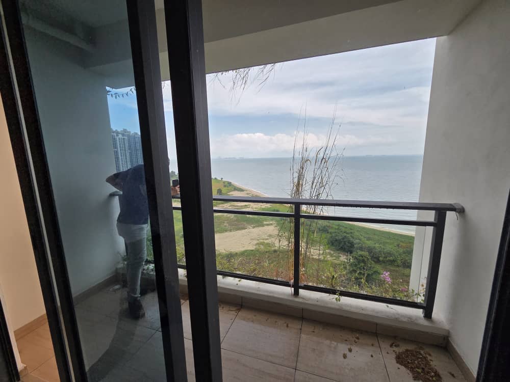 フォレストシティの空き部屋から見たジョホール海峡